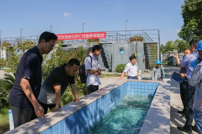 與會代表參觀開創(chuàng)環(huán)保杭州余杭應(yīng)急污水處理項目設(shè)施